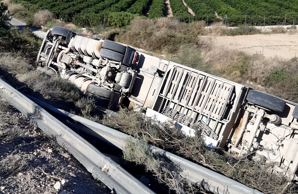 El ocupante de un camión resulta herido al volcar éste cuando circulaba por la A-7, en Alhama de Murcia

